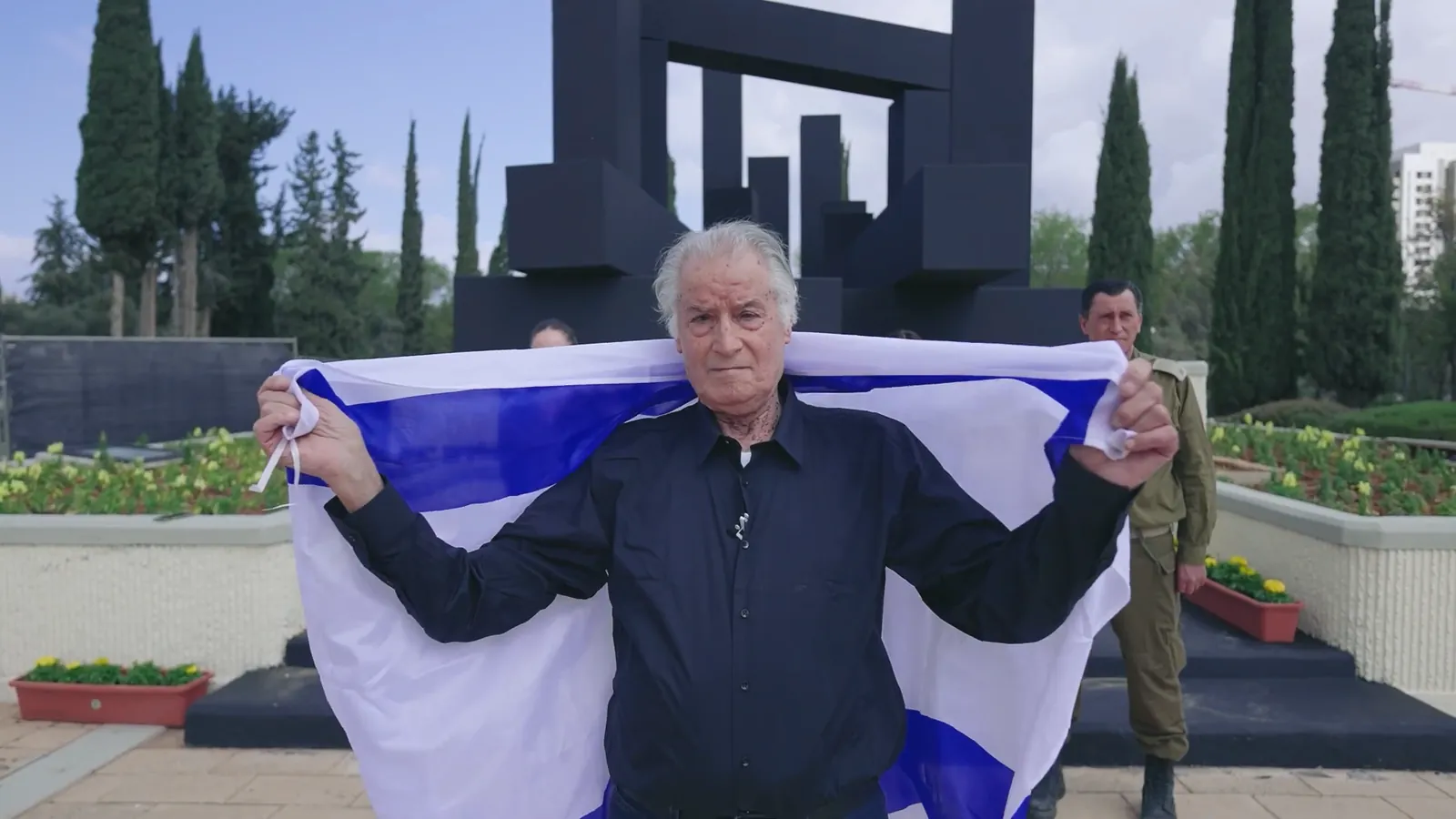 אדם עם דגל ישראל, והיא שעמדה